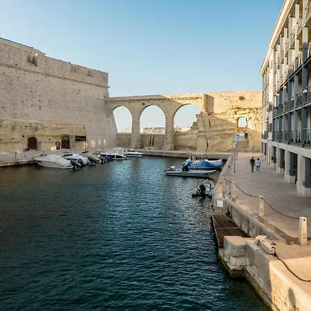 Seafront Highly Furnished Fl 4 *