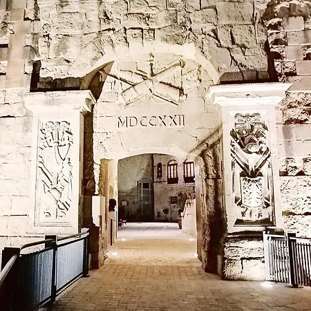 Apartment Seafront Highly Furnished Fl 4 *