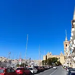 Seafront Highly Furnished Fl 4 Apartmán
