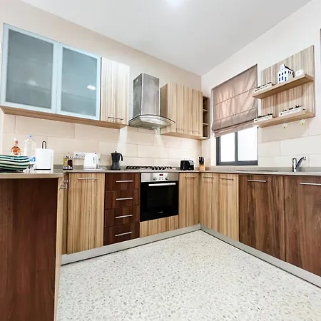Seafront Highly Furnished Fl 4 アパート