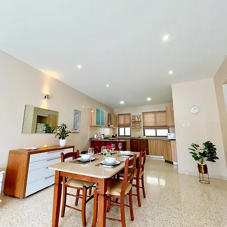 アパート Seafront Highly Furnished Fl 4 *