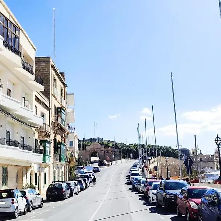 Seafront Highly Furnished Fl 4 アパート