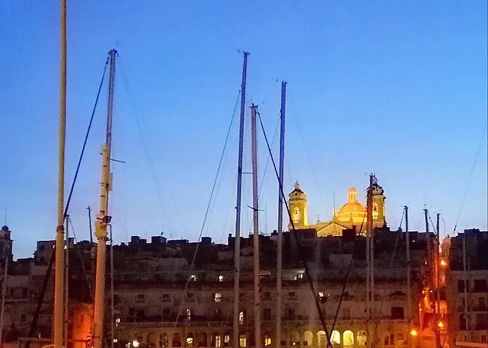 Seafront Highly Furnished Fl 4 *