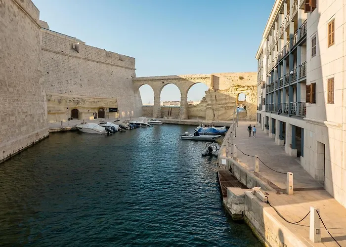 Seafront Highly Furnished Fl 4 *